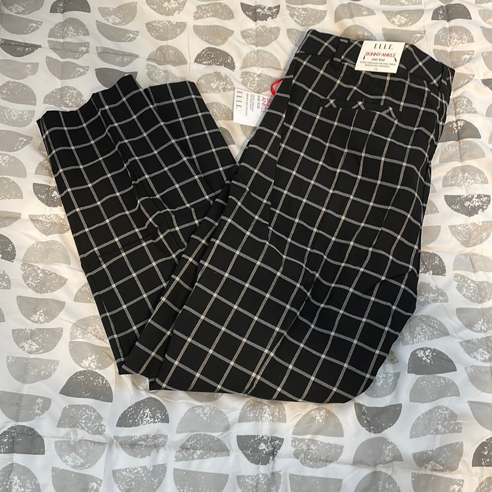 NWT- Elle Skinny Ankle Mid Rise pants
